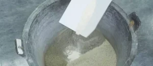 adding-cellulose-powder-to-wall-putty-mixture